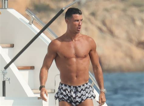 ronaldo nackt|Cristiano Ronaldo goes naked for daring photo shoot